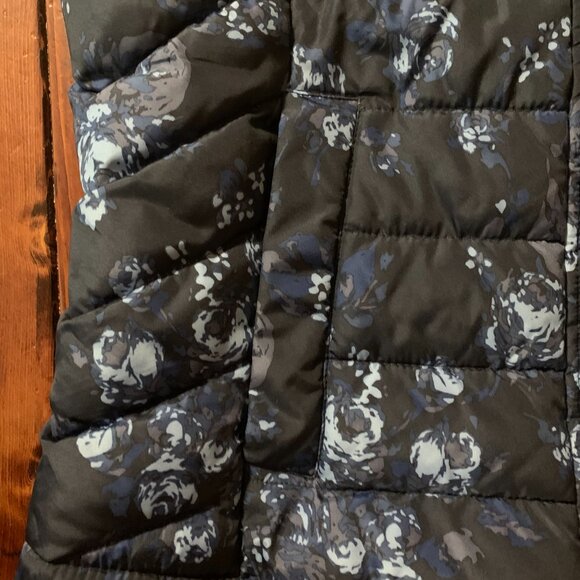 Gap Blue Floral Women's Small Quilted Puffer Full Zip Snap Overlay Chic Vest EUC - Picture 8 of 14